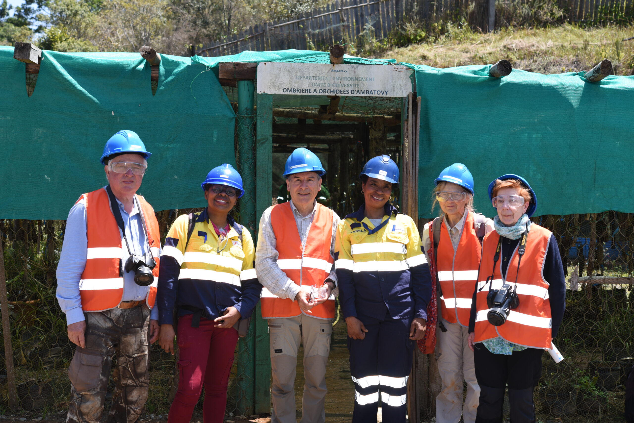 De gauche à droite : Christian Roussel, Célestine Mandimbisoa, Jean-Michel Hervouet, Arsela Todivelo, Chantal Hervouet, Laurette Oriot, à l’entrée de l’ombrière.